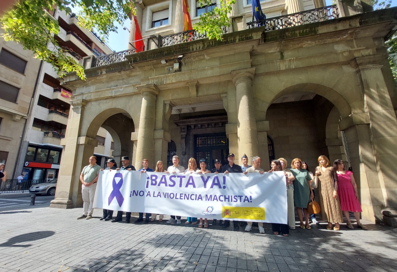 Minuto de silencio en el exterior de la delegación del gobierno