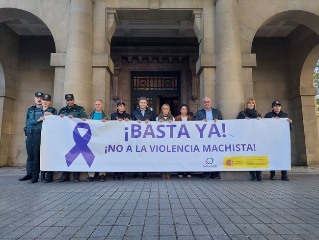Minuto de silencio en el exterior de la delegación del gobierno