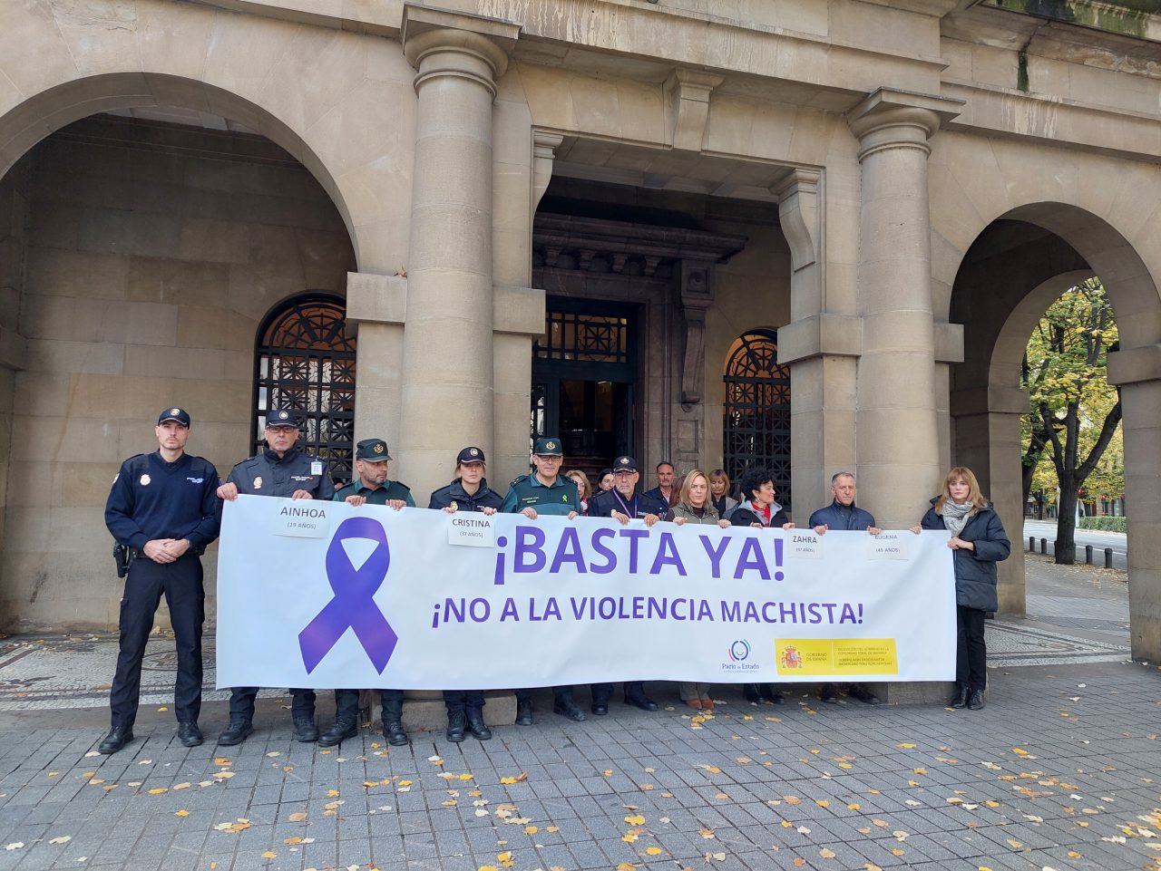 Minuto de silencio en el exterior de la delegación del gobierno