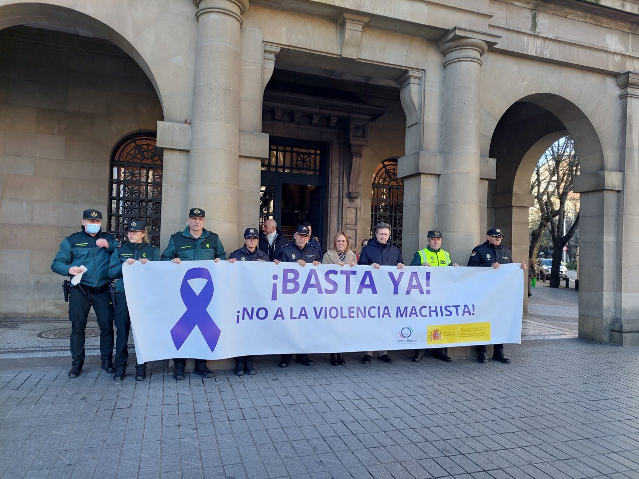Minuto de silencio en el exterior de la delegación del gobierno