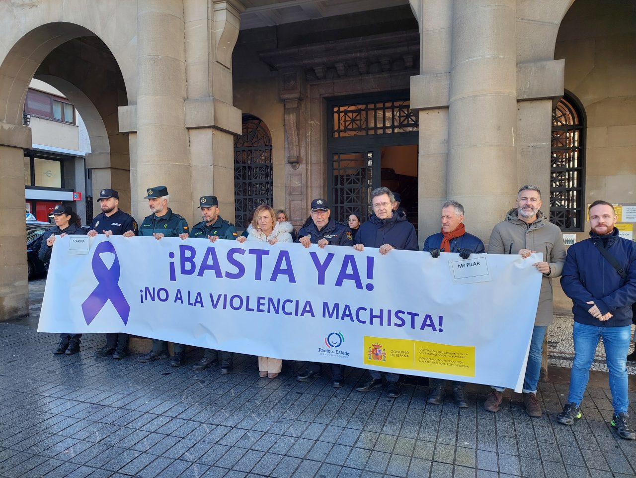 Minuto de silencio en el exterior de la delegación del gobierno