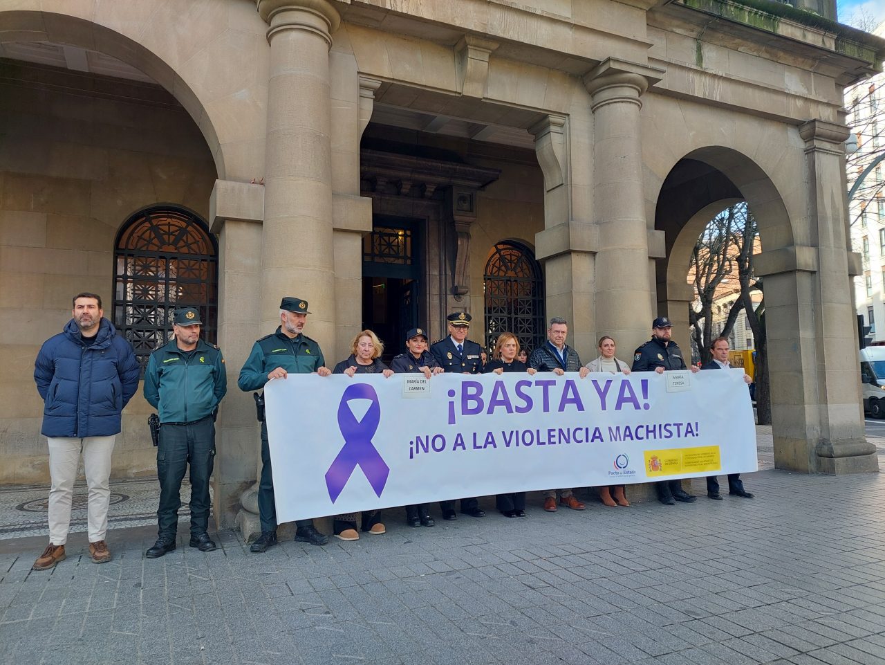 Minuto de silencio en el exterior de la delegación del gobierno