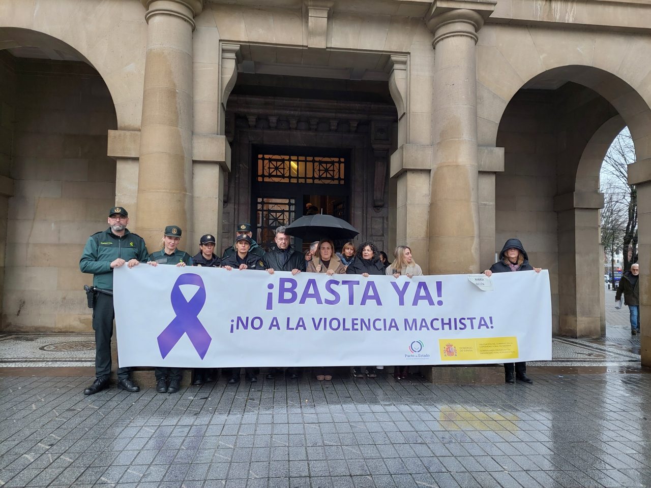 Minuto de silencio en el exterior de la delegación del gobierno