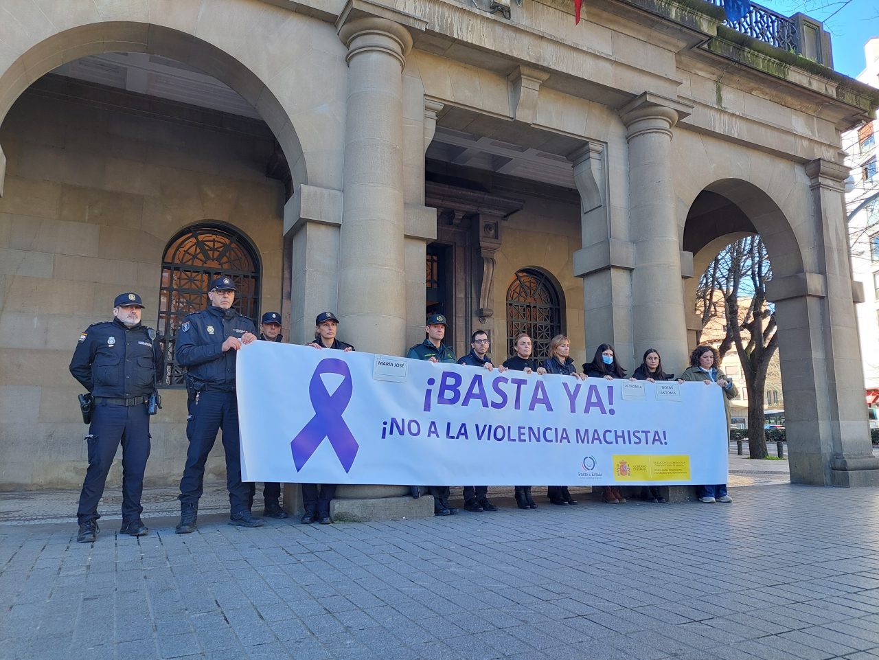 Minuto de silencio en el exterior de la delegación del gobierno
