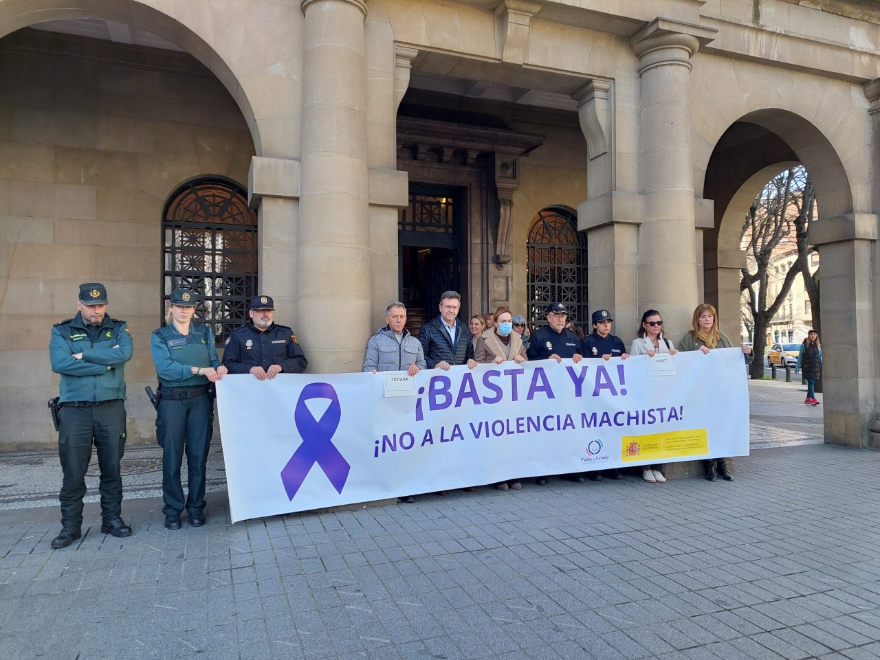 Minuto de silencio en el exterior de la delegación del gobierno
