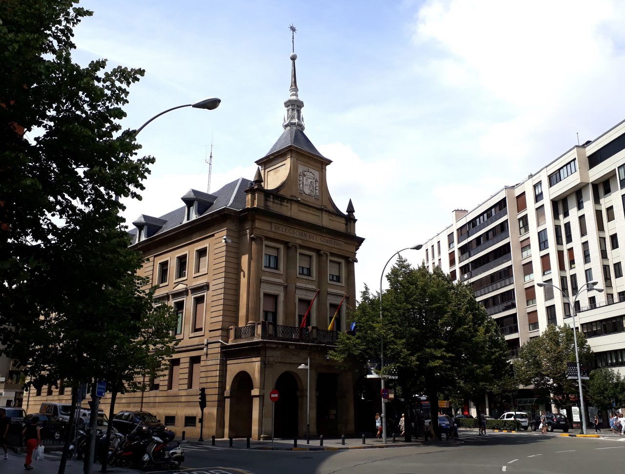 El Ministerio para la Transformación Digital y de la Función Pública, a través de la Dirección General de Función Pública, ha nombrado a Pedro Jiménez Palacios como nuevo secretario general de la Delegación del Gobierno en Navarra. Licenciado en Derecho por la Universidad de Navarra, hasta ahora desempeñaba el puesto de director del Servicio de Régimen Jurídico y Previsión Social de la Dirección General de Función Pública del ejecutivo foral.  Jiménez Palacios, funcionario de carrera del Gobierno de Navarra, ha ejercido como técnico de Administración Pública (rama jurídica) en la Dirección General de Administración Local, la Secretaría General Técnica del Departamento de Cohesión Territorial y el Servicio de Desarrollo Normativo de la Dirección General de Función Pública.  Previamente, había ocupado diversos puestos en otras administraciones, como licenciado en Derecho en el Servicio Municipal de Atención a la Mujer del Ayuntamiento de Pamplona, secretario interventor en la Mancomunidad de Valdizarbe y gestor procesal y administrativo en el Juzgado de Primera Instancia número 2 de Aoiz.  Sustituye en el cargo a Inmaculada Jurío Macaya, que el pasado mes de enero fue nombrada consejera de Interior, Función Pública y Justicia del Gobierno de Navarra.