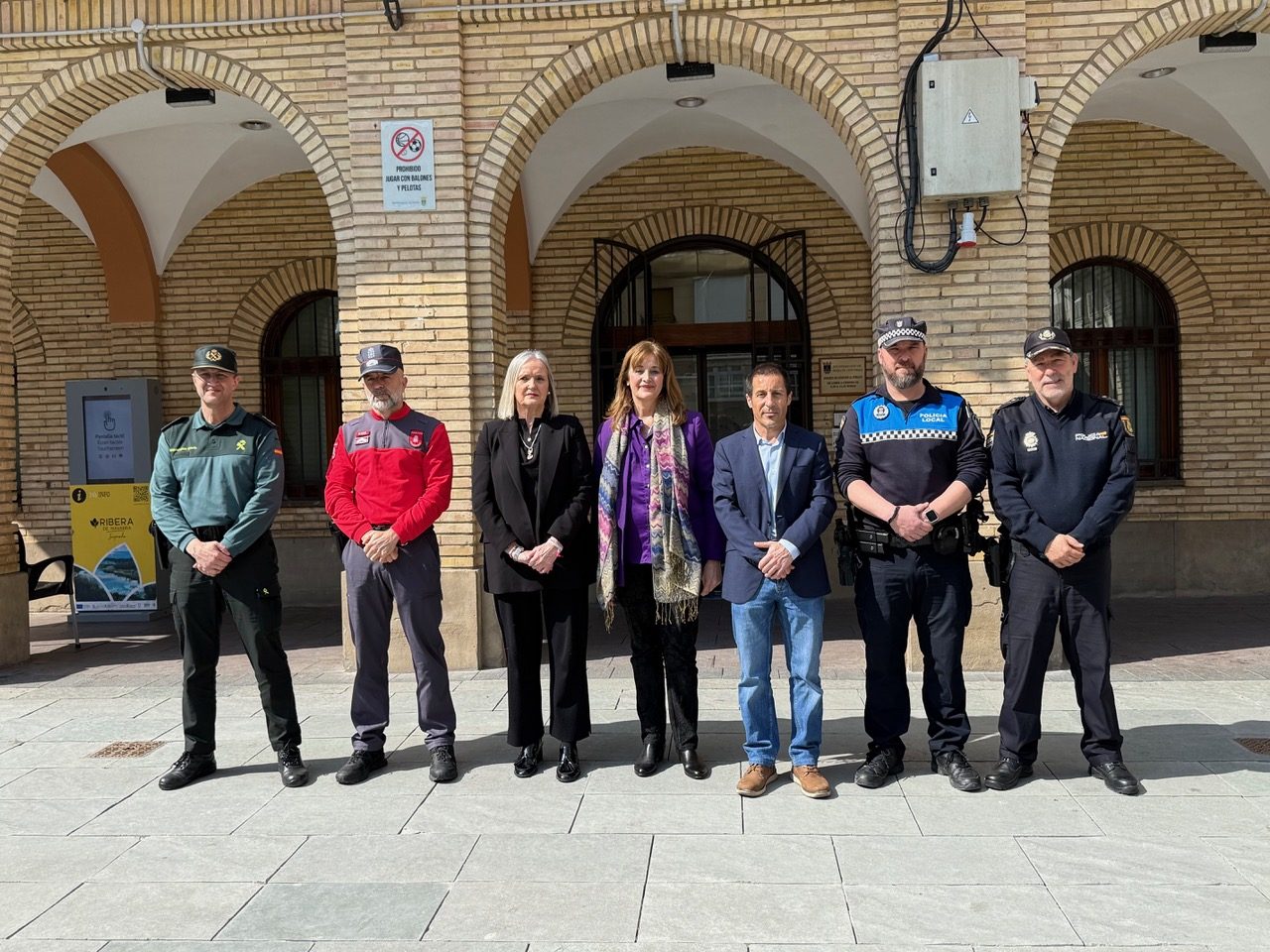 Firmantes del protocolo para la atención policial a víctimas de violencia de género en Peralta