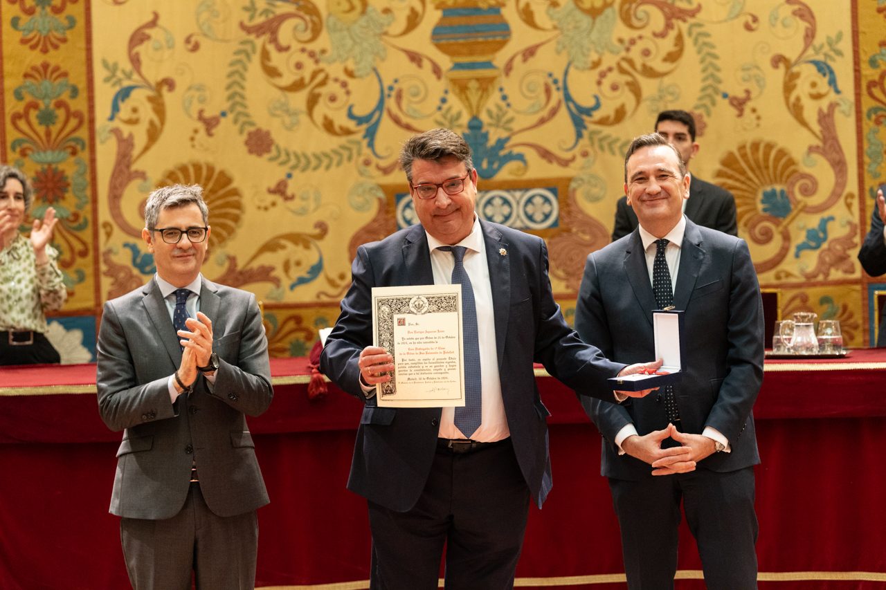 Entrega del reconocimiento al abogado del Estado