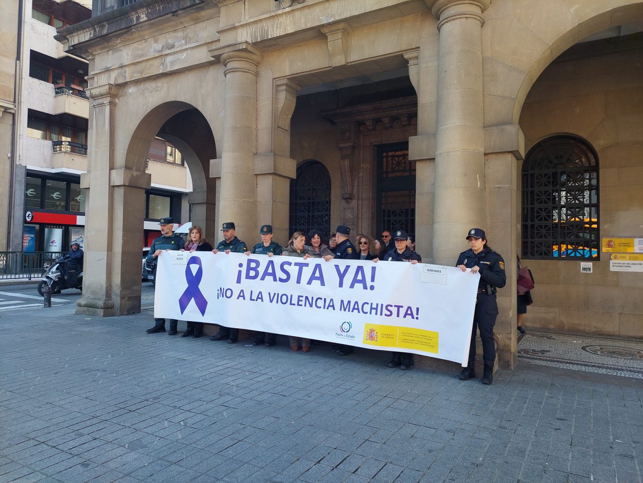 Minuto de silencio en el exterior de la Delegación del Gobierno