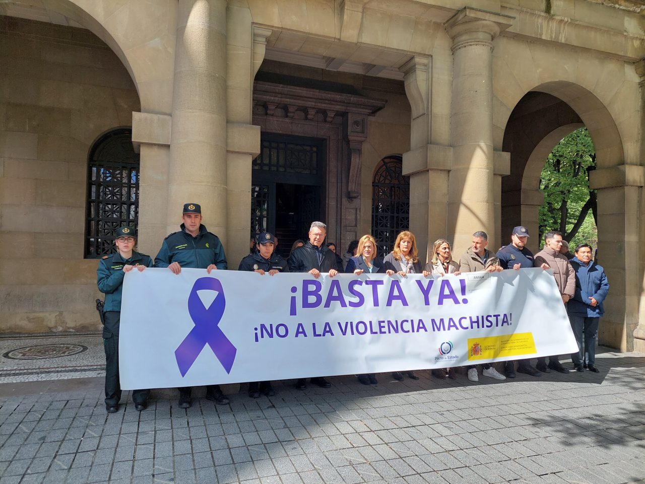 Minuto de silencio en el exterior de la Delegación del Gobierno