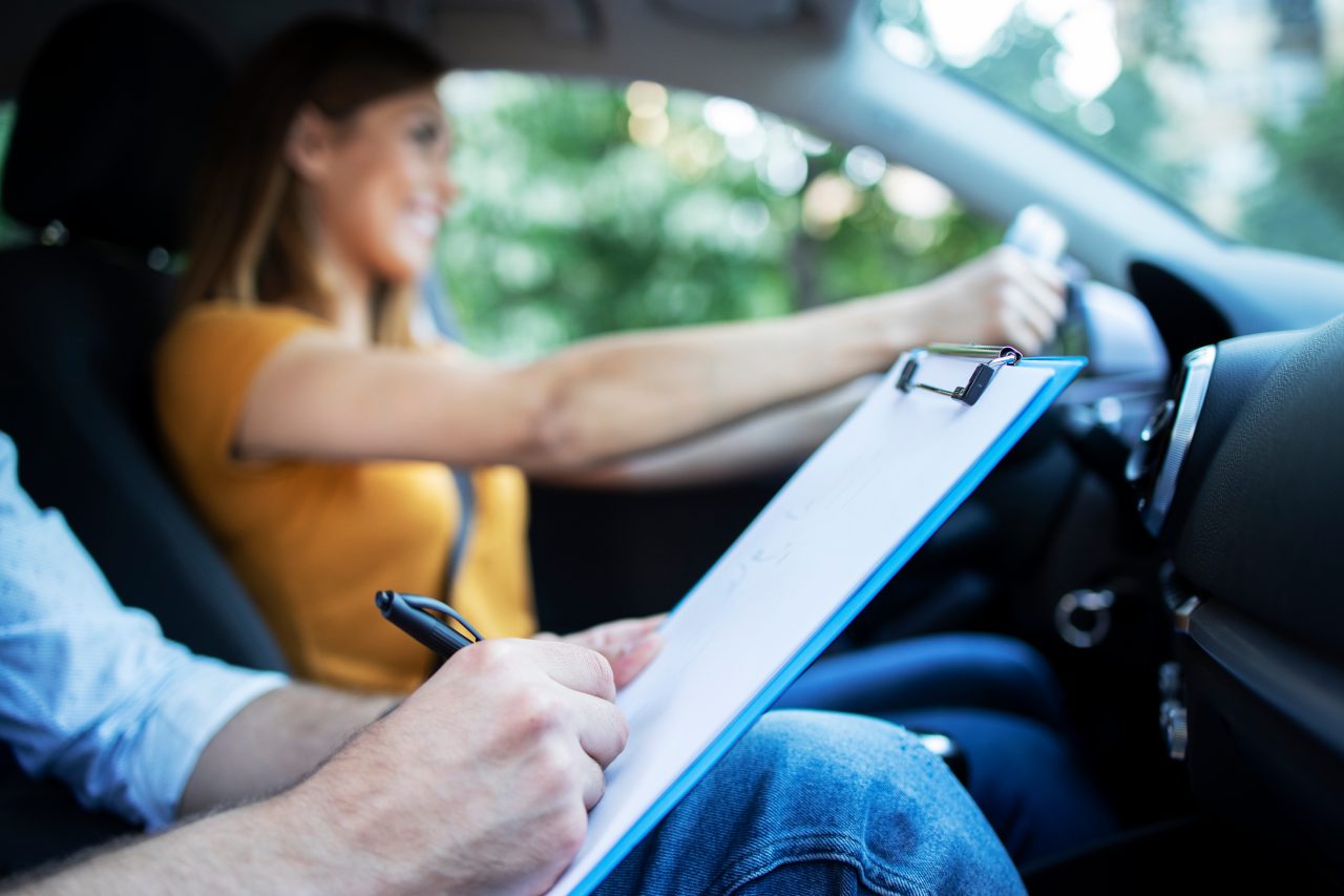 Persona recibiendo clases de conducir en un coche