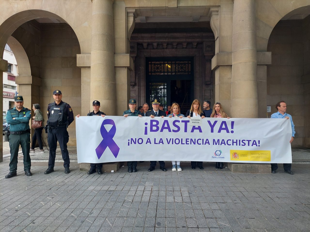 Minuto de silencio en el exterior de la Delegación del Gobierno