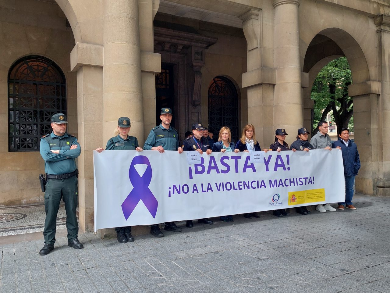 Minuto de silencio en el exterior de la Delegación del Gobierno