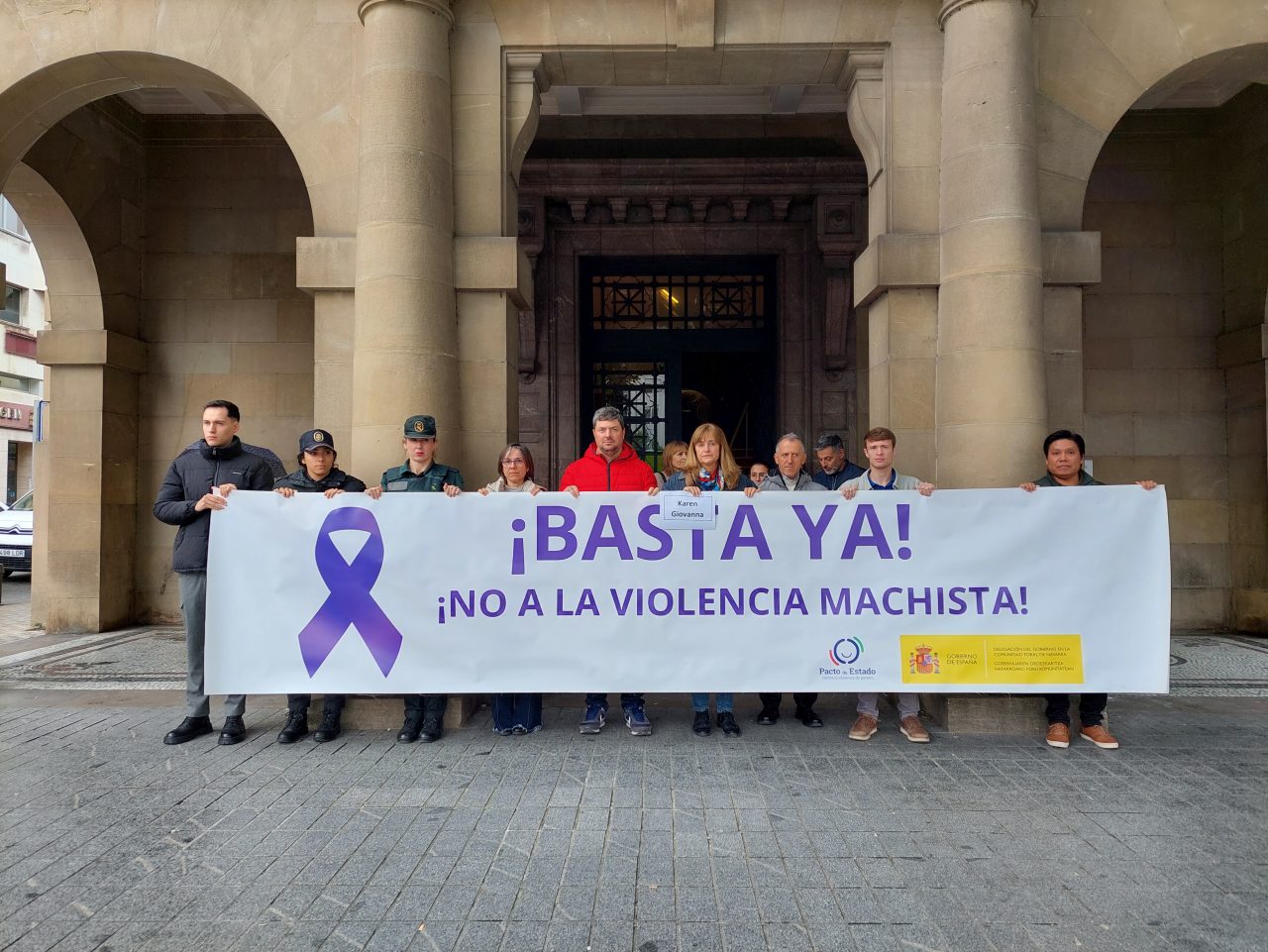 Minuto de silencio en el exterior de la Delegación del Gobierno