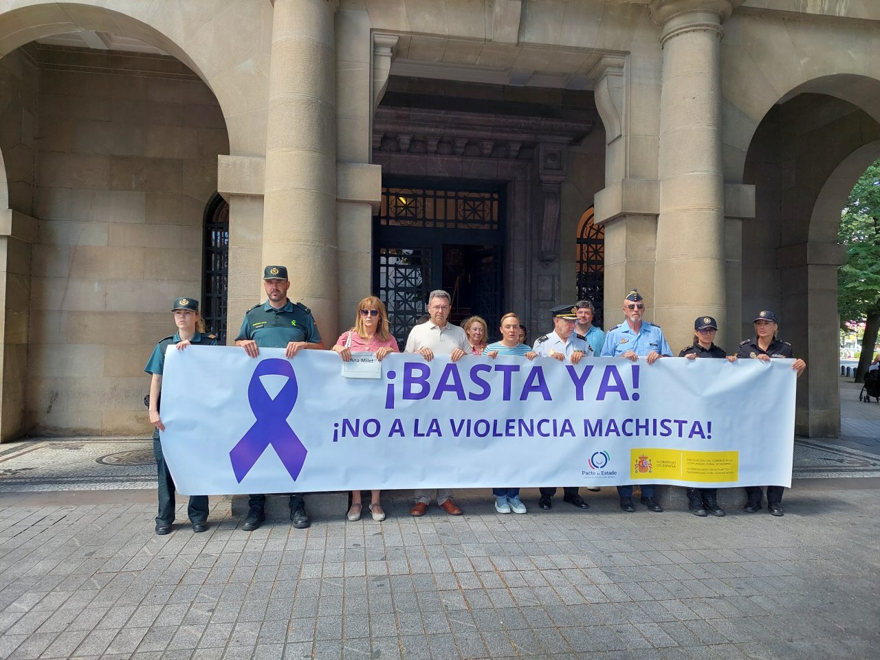 Minuto de silencio en el exterior de la Delegación del Gobierno