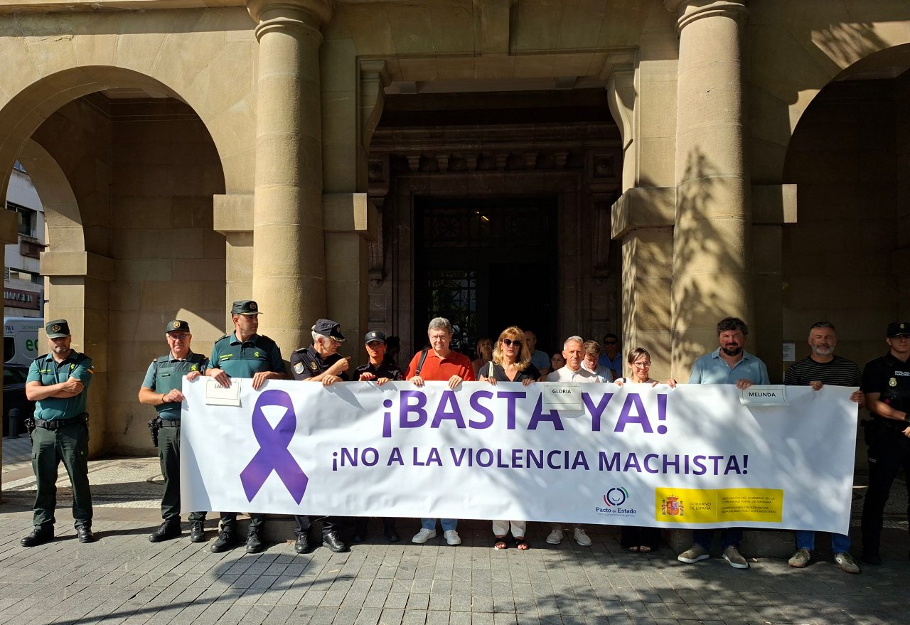 Minuto de silencio en el exterior de la Delegación del Gobierno