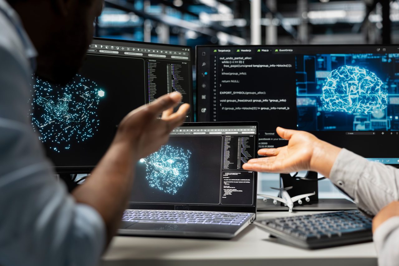 Personas trabajando con ordenadores