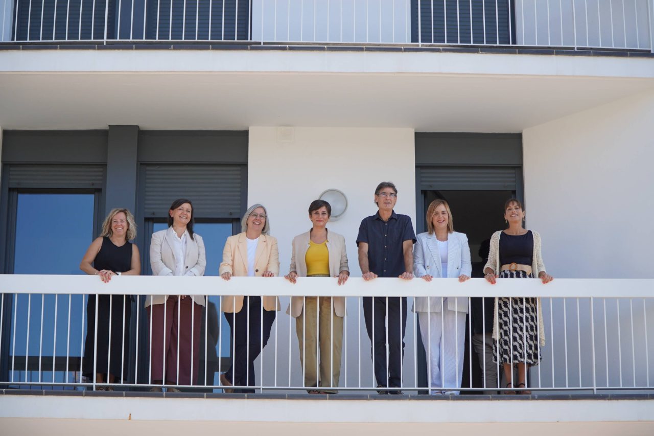 La ministra y el resto de asistentes a la visita de las viviendas en Lekunberri