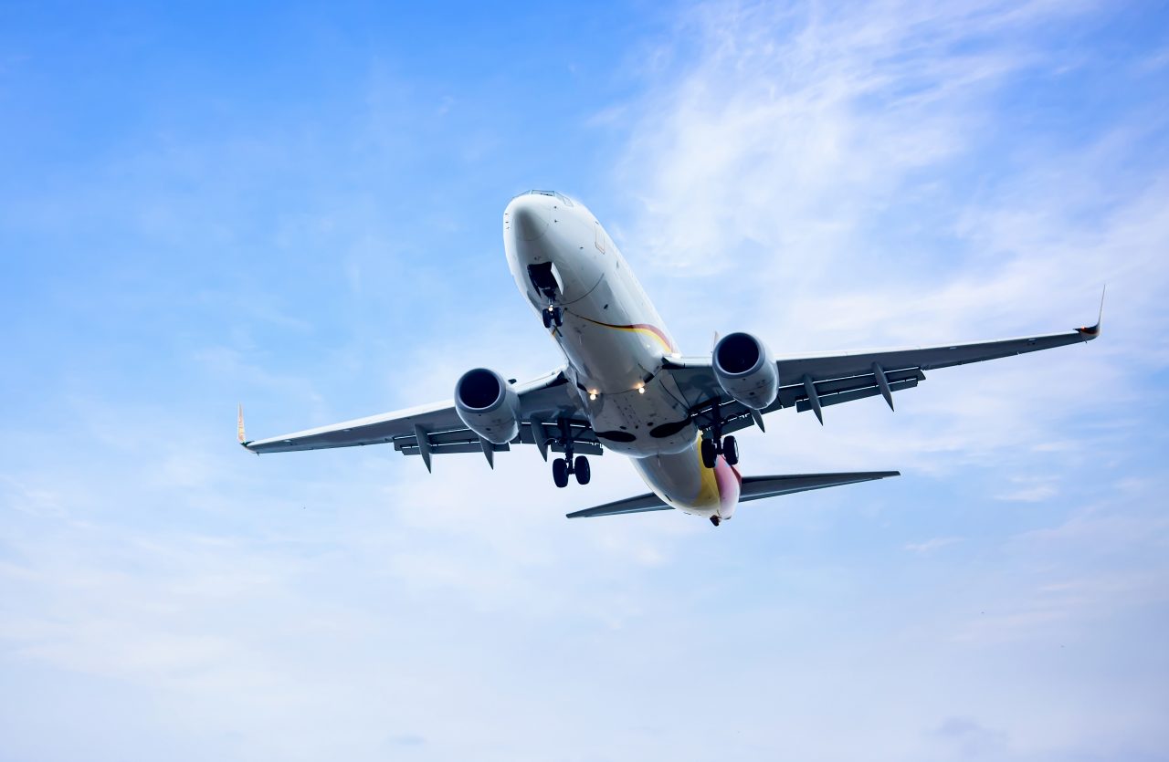 Avión volando 