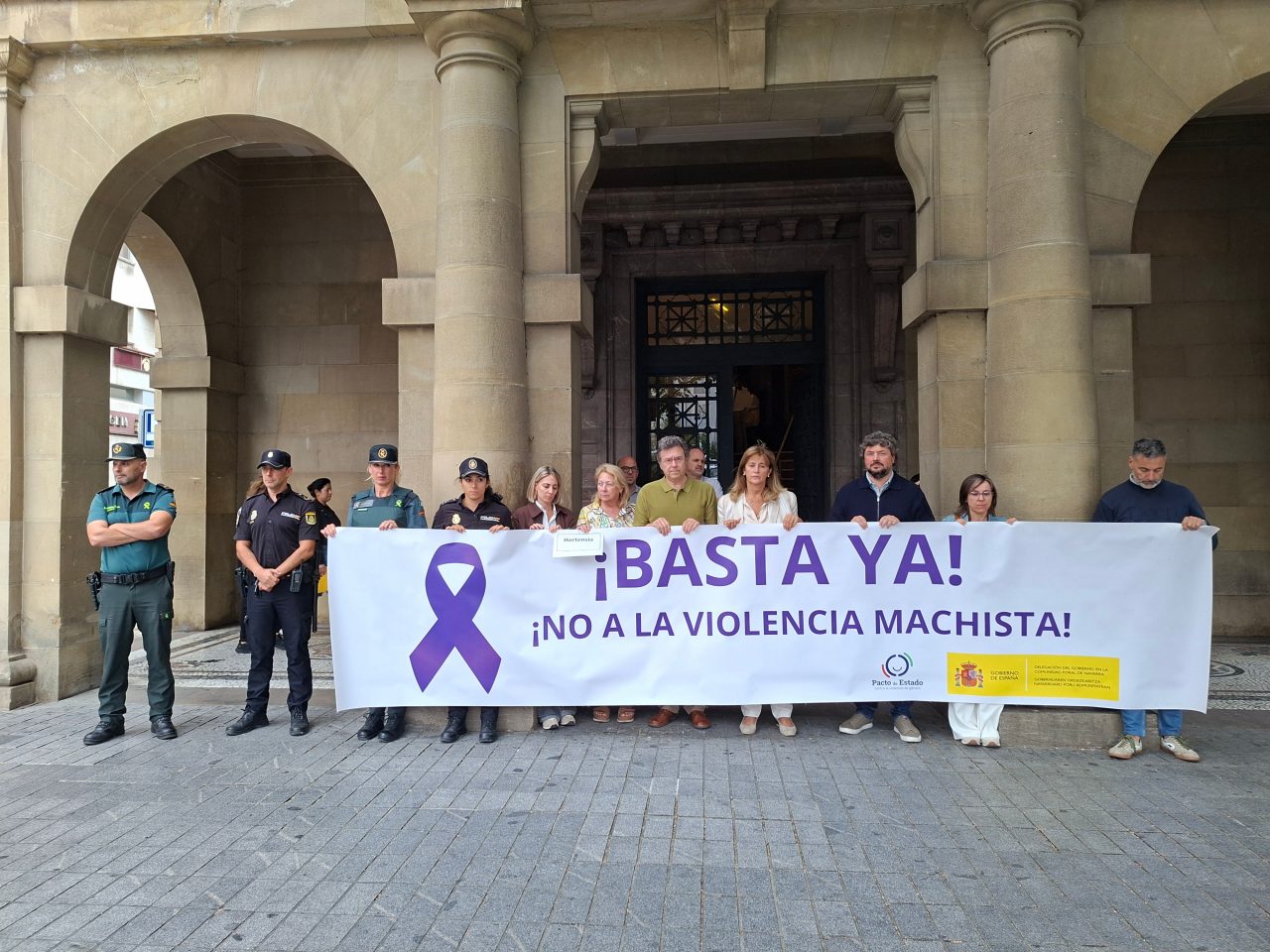 Minuto de silencio en el exterior de la Delegación del Gobierno