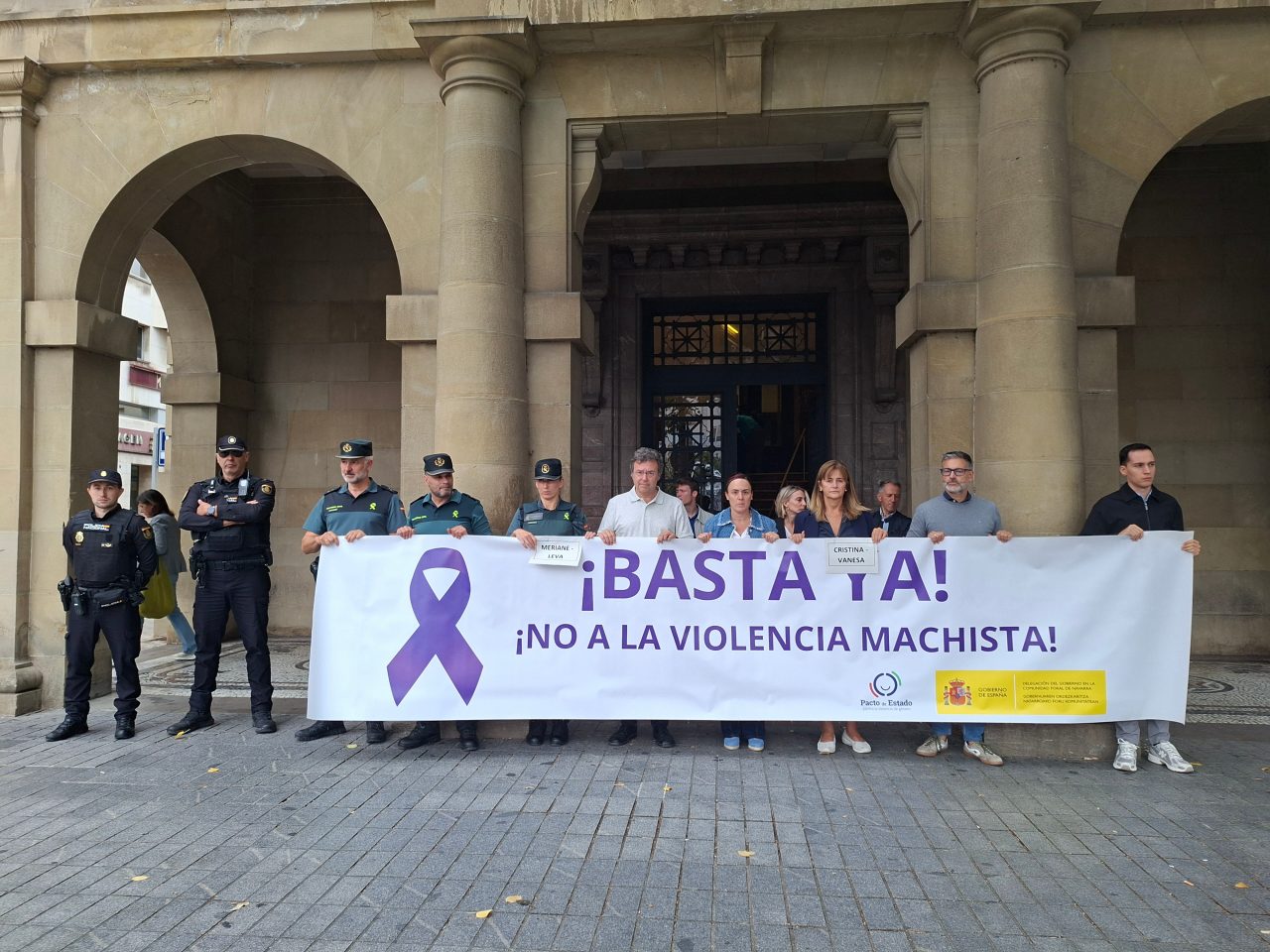 Minuto de silencio en el exterior de la Delegación del Gobierno