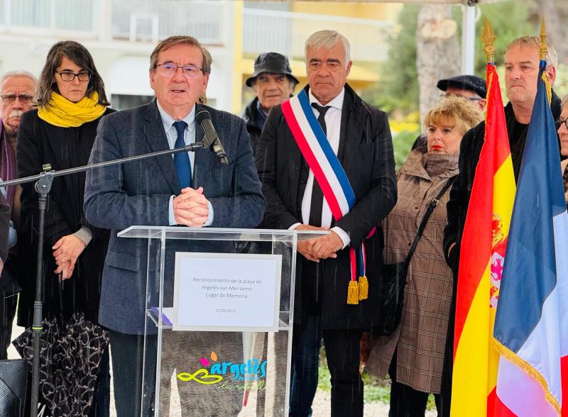 El Gobierno de España ha inaugurado hoy en Francia la placa que declara Lugar de Memoria Democrática el campo de concentración de Argelès-sur-Mer