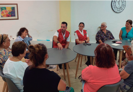 equipo del cecoss atendiendo a los afectados por la erupción del volcán Tajogaite