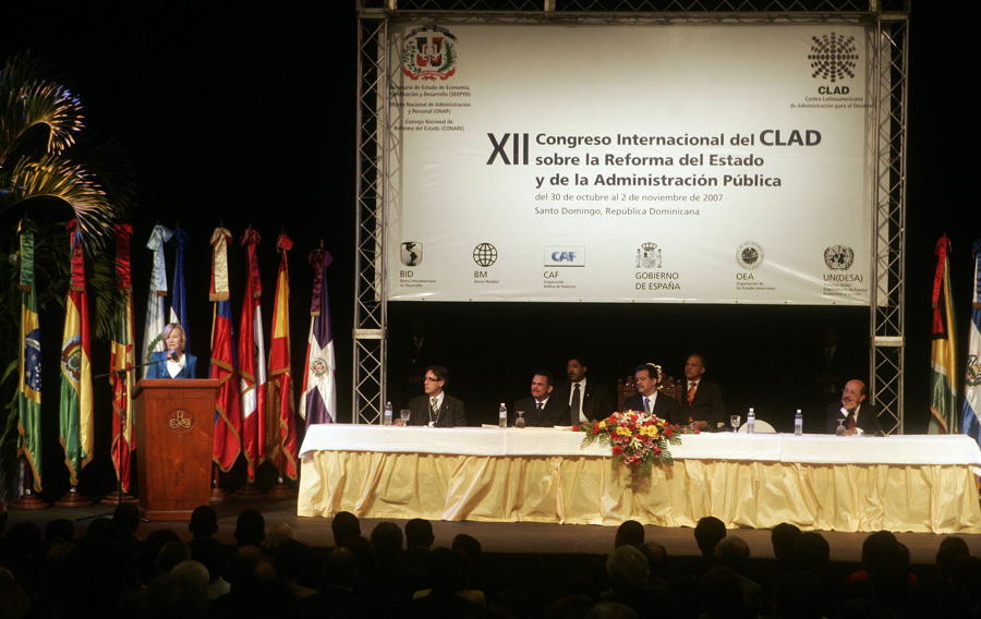ST023 - SANTO DOMINGO (REPÚBLICA DOMINICANA), 30/10/07.- La ministra española de Administraciones Públicas, María Elena Salgado (i), pronuncia un discurso hoy, 30 de octubre de 2007, durante el XII Congreso Internacional del Centro Latinoamericano de Administración para el Desarollo (CLAD) que se realiza en el hotel Jaragua de Santo Domingo. En el congreso participan representantes de 22 países. EFE/Orlando Barría
