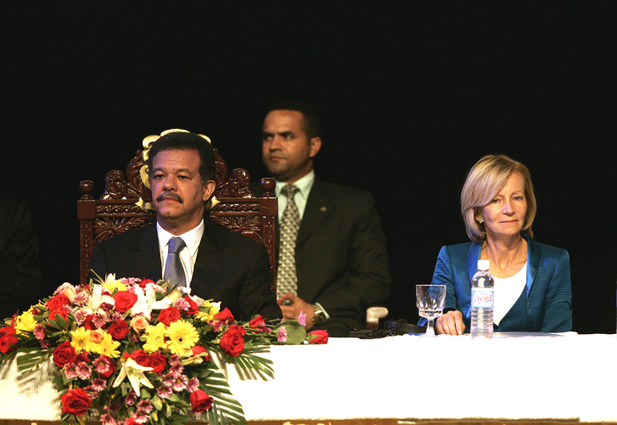 ST024 - SANTO DOMINGO (REPÚBLICA DOMINICANA), 30/10/07.- El presidente de República Dominicana, Leonel Fernández (i), y la ministra española de Administraciones Públicas, María Elena Salgado (d), participan hoy, 30 de octubre de 2007, en el XII Congreso Internacional del Centro Latinoamericano de Administración para el Desarollo (CLAD) que se realiza en el hotel Jaragua de Santo Domingo. EFE/Orlando Barría