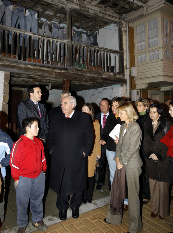 OVD02. TORAZO, 27/11/07.- La ministra de Administraciones Publicas, Elena Salgado (d), acompañada por el presidente del Principado, Vicente Álvarez Areces (2ºi), y el alcalde de Cabranes, Alejandro Vega (i), durante la visita que ha realizado hoy a Torazo, en el concejo asturiano de Cabranes, donde ha asistido a la inauguración de obras de remodelación de la localidad financiadas con fondos de cooperación del Ministerio de Administraciones Públicas. EFE/Alberto Morante