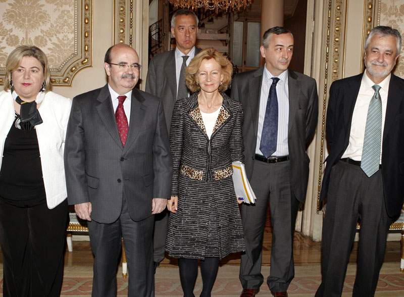 MD42. Madrid, 16/03/09.- De izda a dcha. La consejera de Gobernación de la Junta, Clara Aguilera; el vicepresidente primero andaluz, Gaspar Zarrías; el secretario de Estado de Cooperación Territorial, Fernando Puig de la Bellacasa (al fondo); la ministra de Administraciones Públicas, Elena Salgado; el secretario de Estado de Hacienda, Carlos Ocaña, y el vicepresidente segundo de la Junta, José Antonio Griñan, posan con motivo de la reunión de la Comisión Bilateral para tratar el cumplimiento de lo previsto en la Disposición Adicional Segunda del Estatuto de Autonomía de Andalucía. EFE/Angel Díaz 