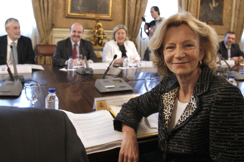 MD43. Madrid, 16/03/09.- La ministra de Administraciones Públicas, Elena Salgado (d), junto a los vicepresidentes primero andaluz, Gaspar Zarrías (2d), y el segundo, José Antonio Griñan, al inicio de la reunión de la Comisión Bilateral para tratar el cumplimiento de lo previsto en la Disposición Adicional Segunda del Estatuto de Autonomía de Andalucía. EFE/Angel Díaz