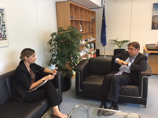 La comisionada en Bruselas para reunirse con miembros de la CE