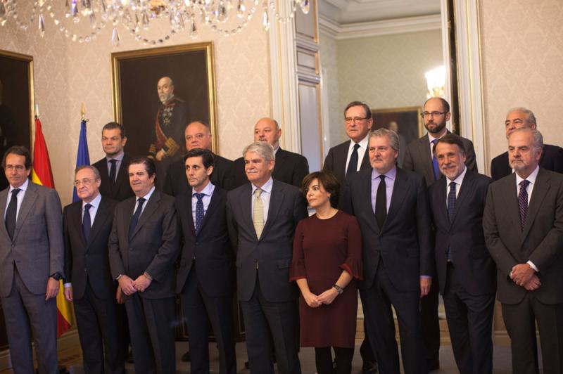 Sáenz de Santamaría preside la reunión de la Fundación Carolina