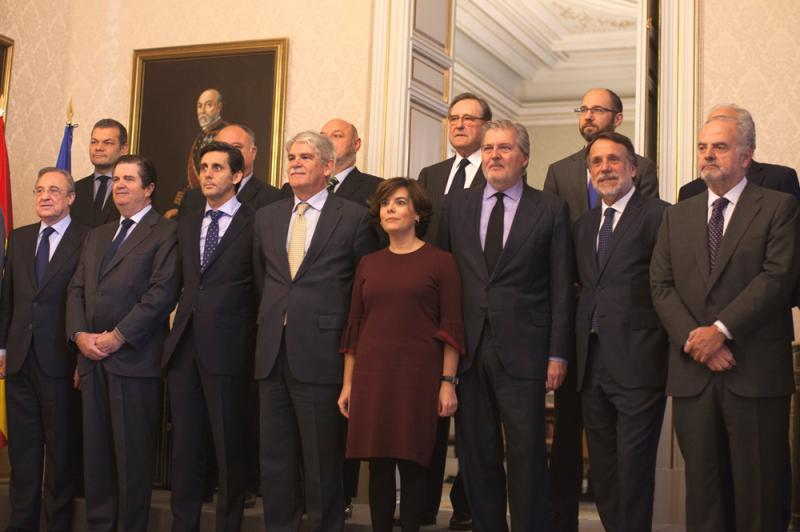 Sáenz de Santamaría preside la reunión de la Fundación Carolina