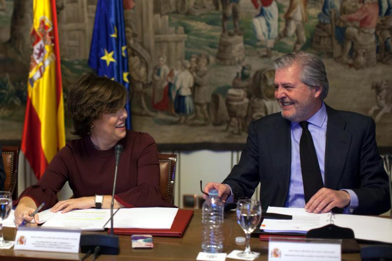 Sáenz de Santamaría preside la reunión de la Fundación Carolina