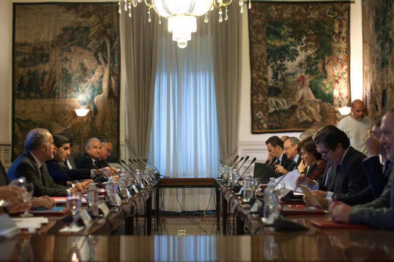 Sáenz de Santamaría preside la reunión de la Fundación Carolina
