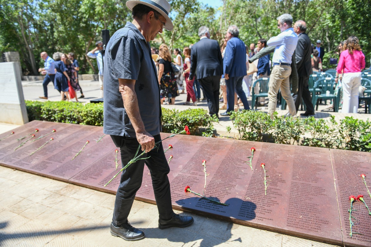 Ofrenda floral en el Muro de la Memoria del Cementerio de Palma