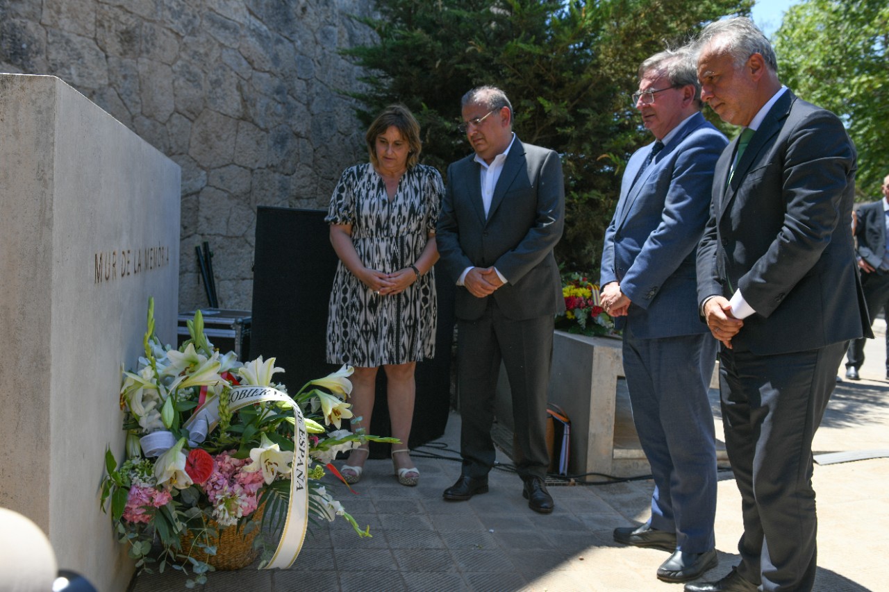 Ofrenda floral en el Muro de la Memoria del Cementerio de Palma