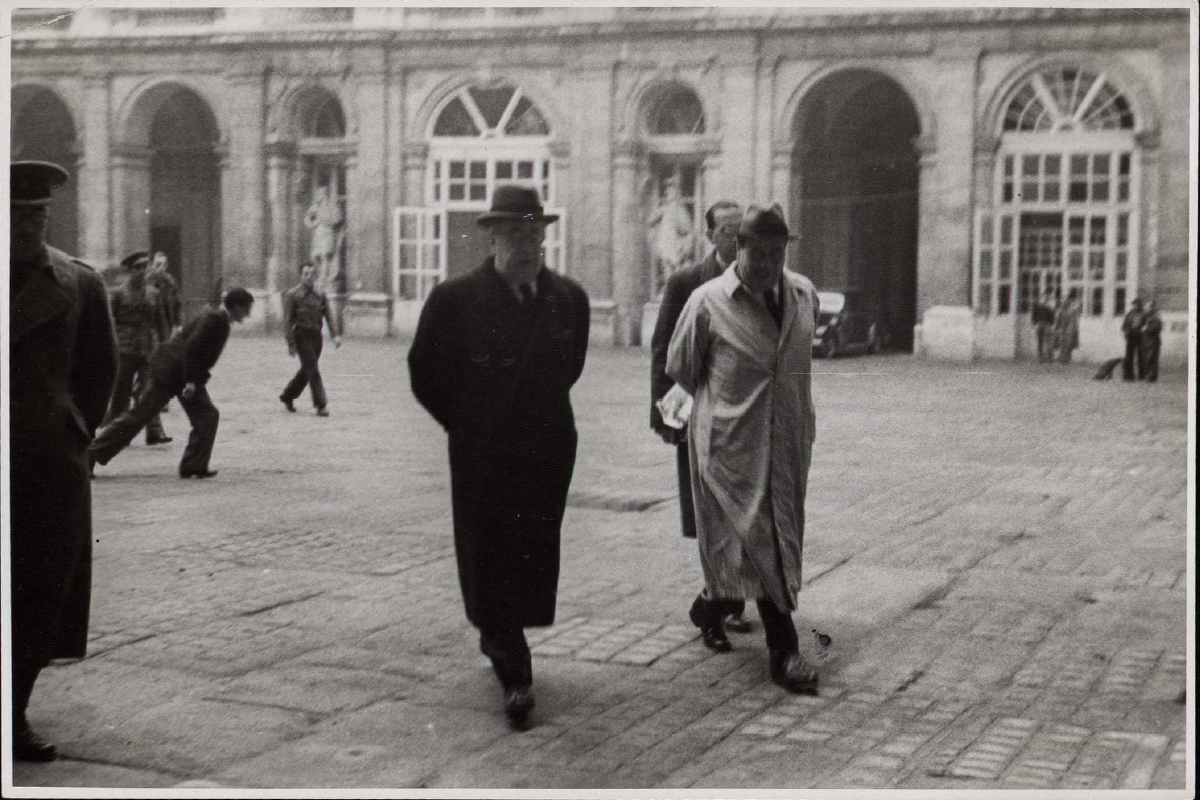 Azaña camina pel pati del Palau Nacional en la seua visita a Madrid i els fronts del centre el 13 de novembre de 1937. Biblioteca Nacional d'Espanya