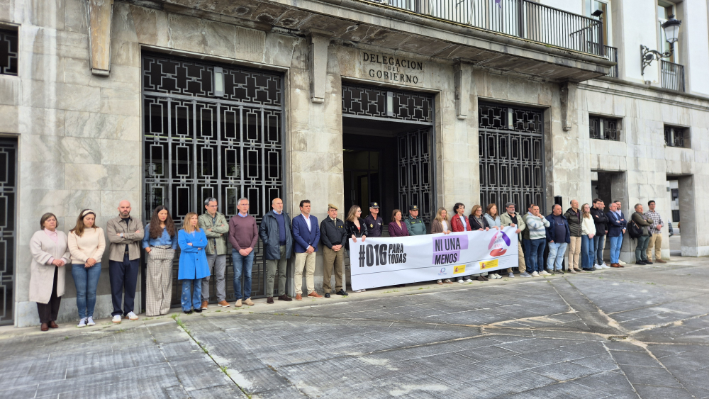 La delegada del Govern assisteix al minut de silenci per l'assassinat masclista de dues dones