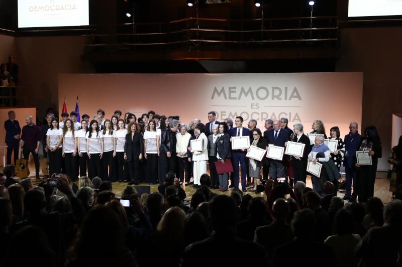Pedro Sánchez presideix un homenatge a les víctimes del colp militar i la dictadura amb un reconeixement especial a Consuelo Berges