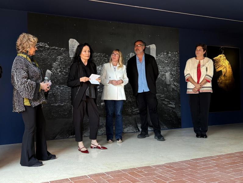 Gómez de Diego inaugura l'exposició 'Una nova història' d'Isabel Muñoz en el Museu Nacional i Centre de Recerca d'Altamira