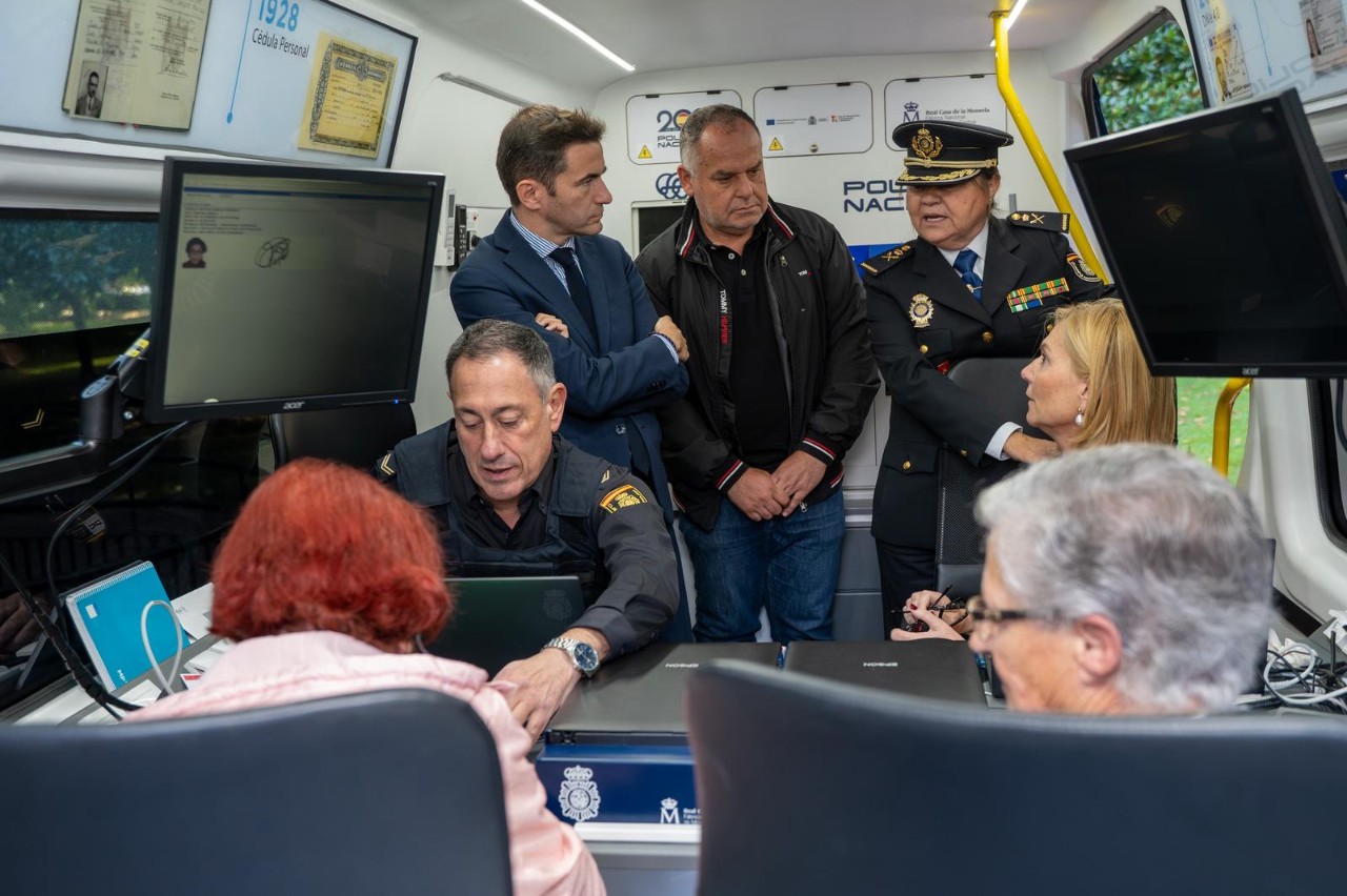 El delegat en la unitat mòbil de la Policia Nacional