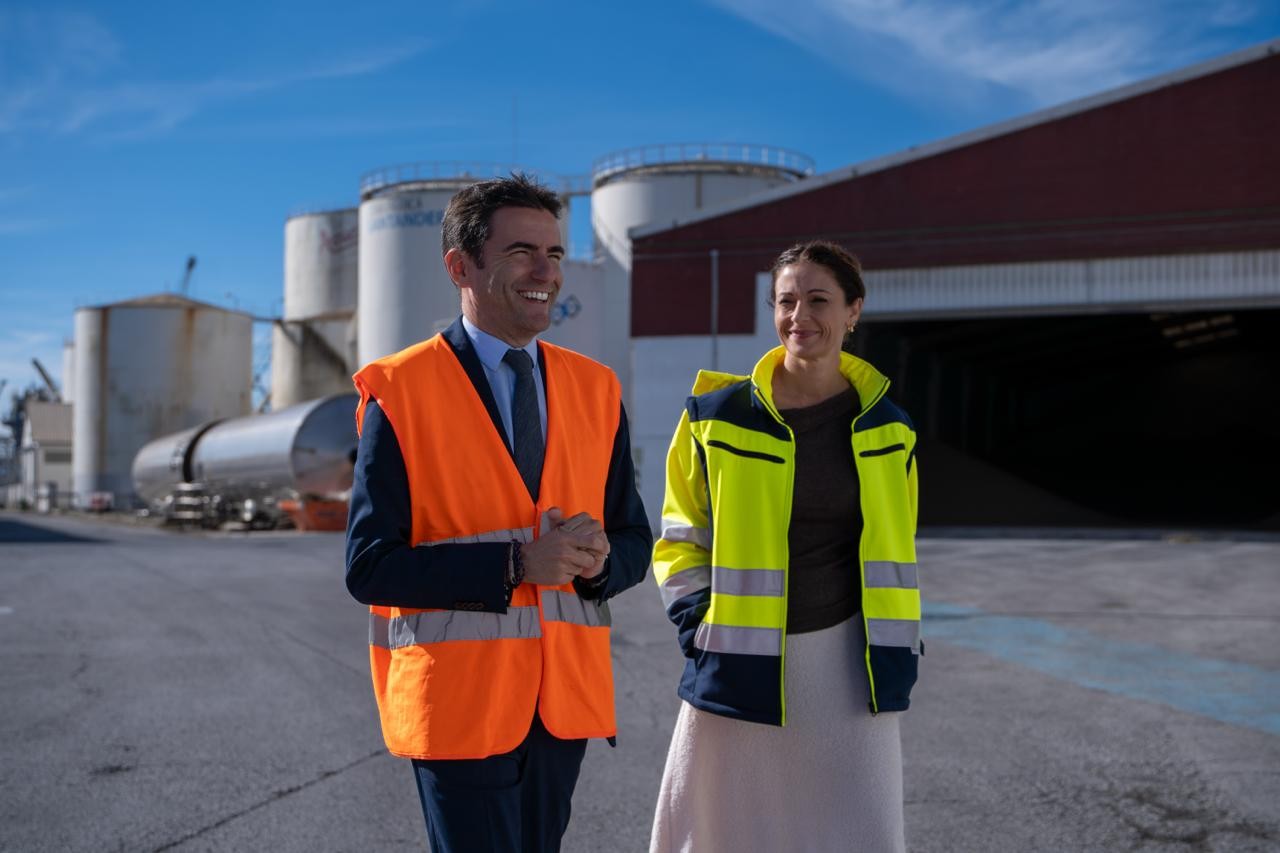 El delegat amb la delegada especial de l'estat, Ainoa Quiñones passejant pel port