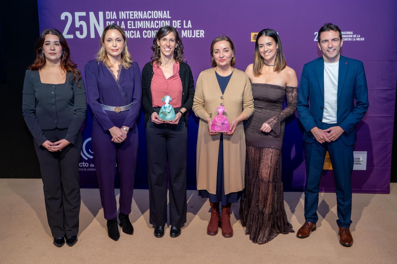 El Delegat del Govern, Pedro Casares, i la cap de la Unitat de Coordina contra la Violència sobre la Mujer, Diana Mirones, amb les premiades