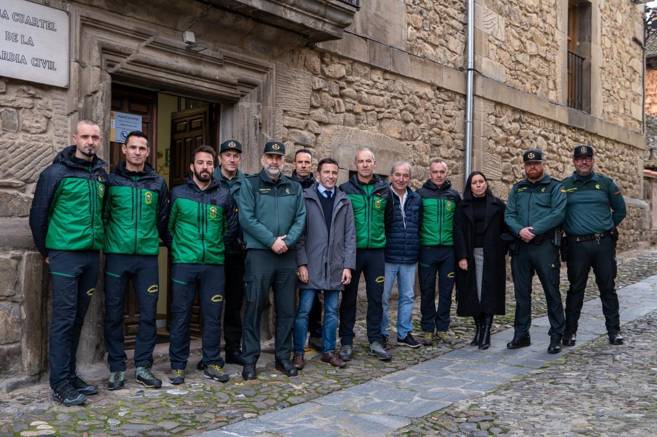 El Delegat del Govern a Cantàbria amb integrants del GREIM en la seua base en Potes