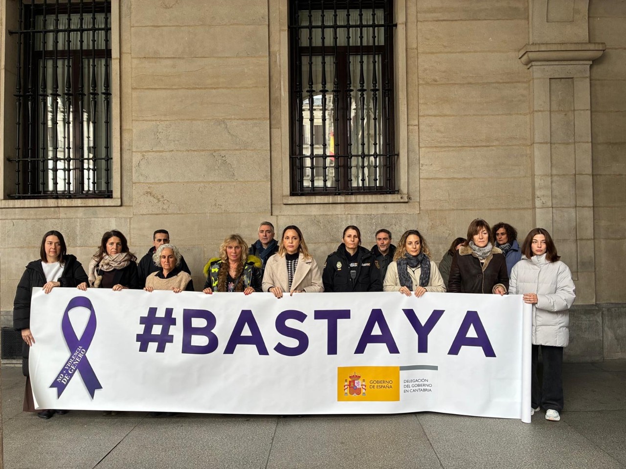 Personal de la delegació del Govern a Cantàbria mantenint la pancarta Bastaya