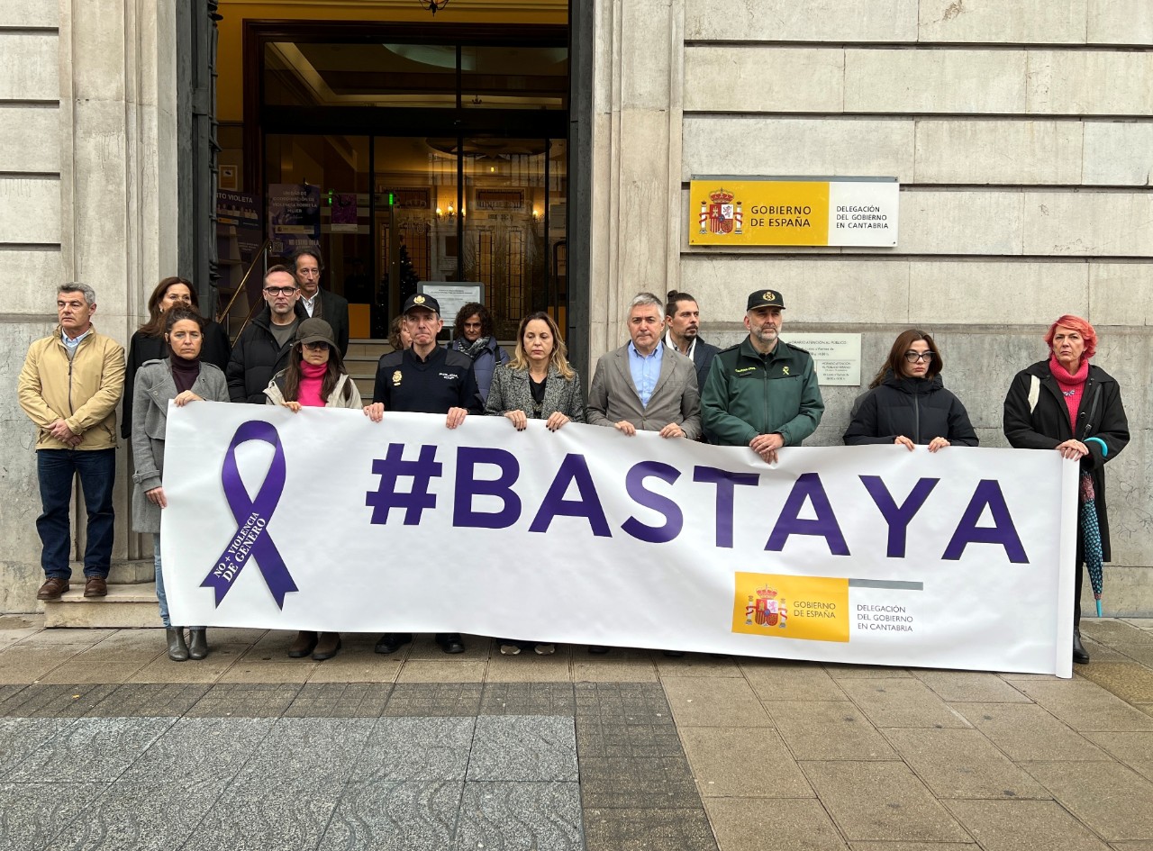 La Cap de la Unitat de Coordinació contra la Violència sobre la dona i el secretari de la Delegació del Govern amb la pancarta BastaYA