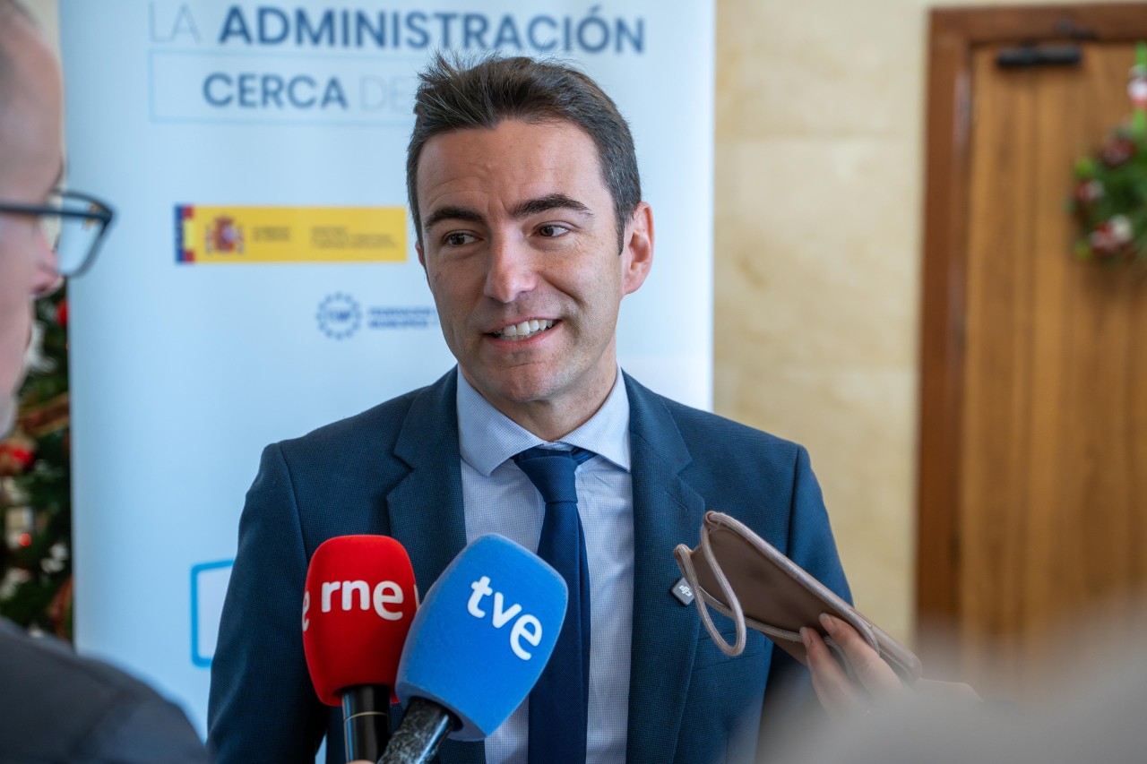 El delegat del Govern atesa de la premsa